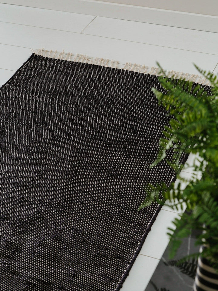 Teppich aus recyceltem Material Tom Schwarz - benuta ESSENTIALS - RugDreams®